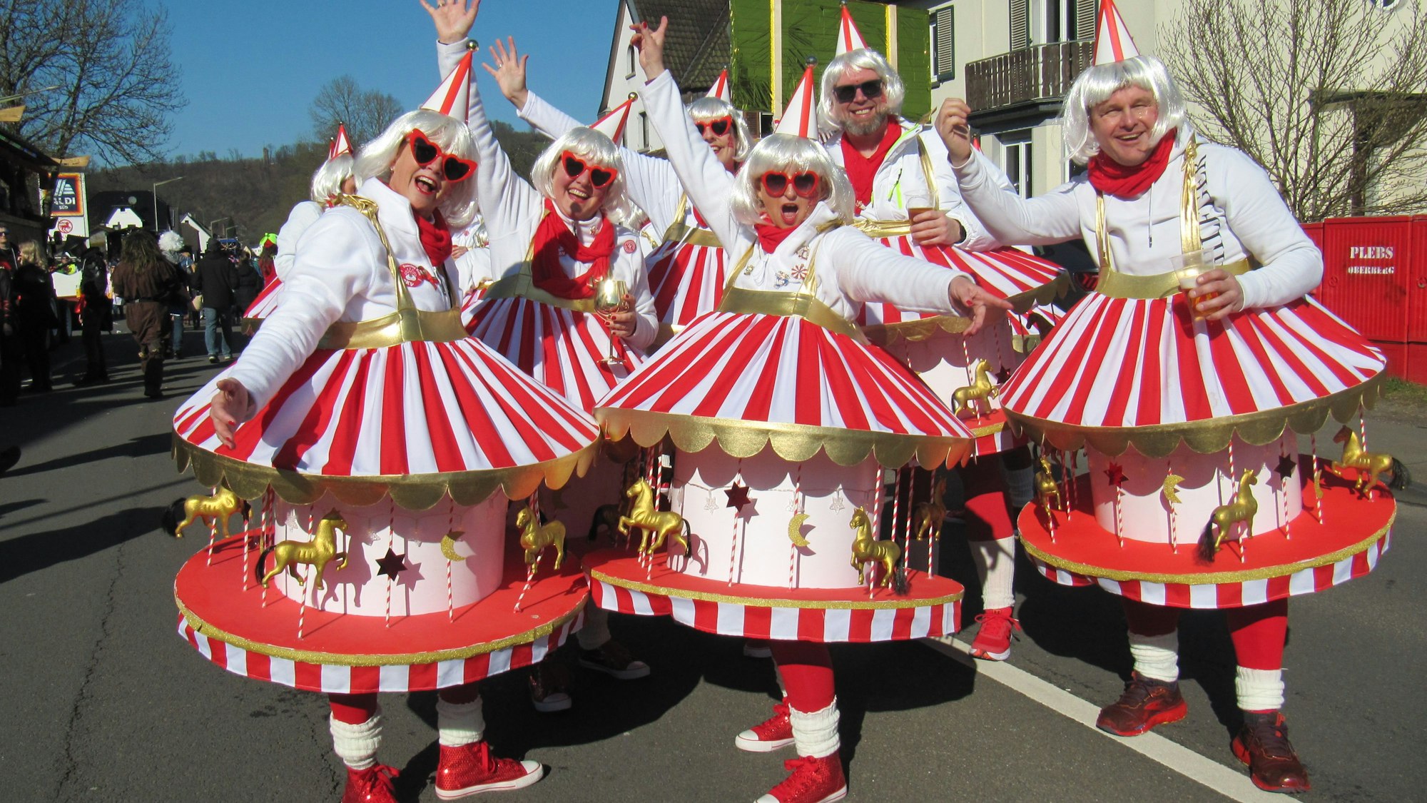 Eine Gruppe in Karussell-Kostümen bei einem Karnevalszug.