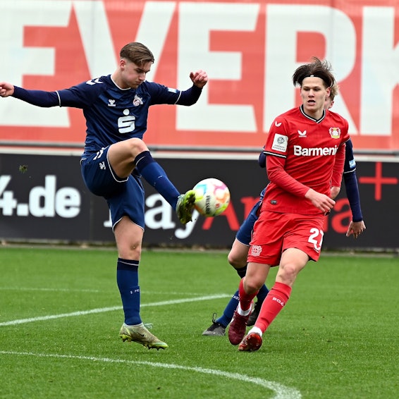 02.04.2023, Fussball-B-Jugend-Bayer 04-FC köln
links: Gabriel Miocevic (Köln)
rechts: Artem Stepanov (Bayer)
Foto: Uli Herhaus