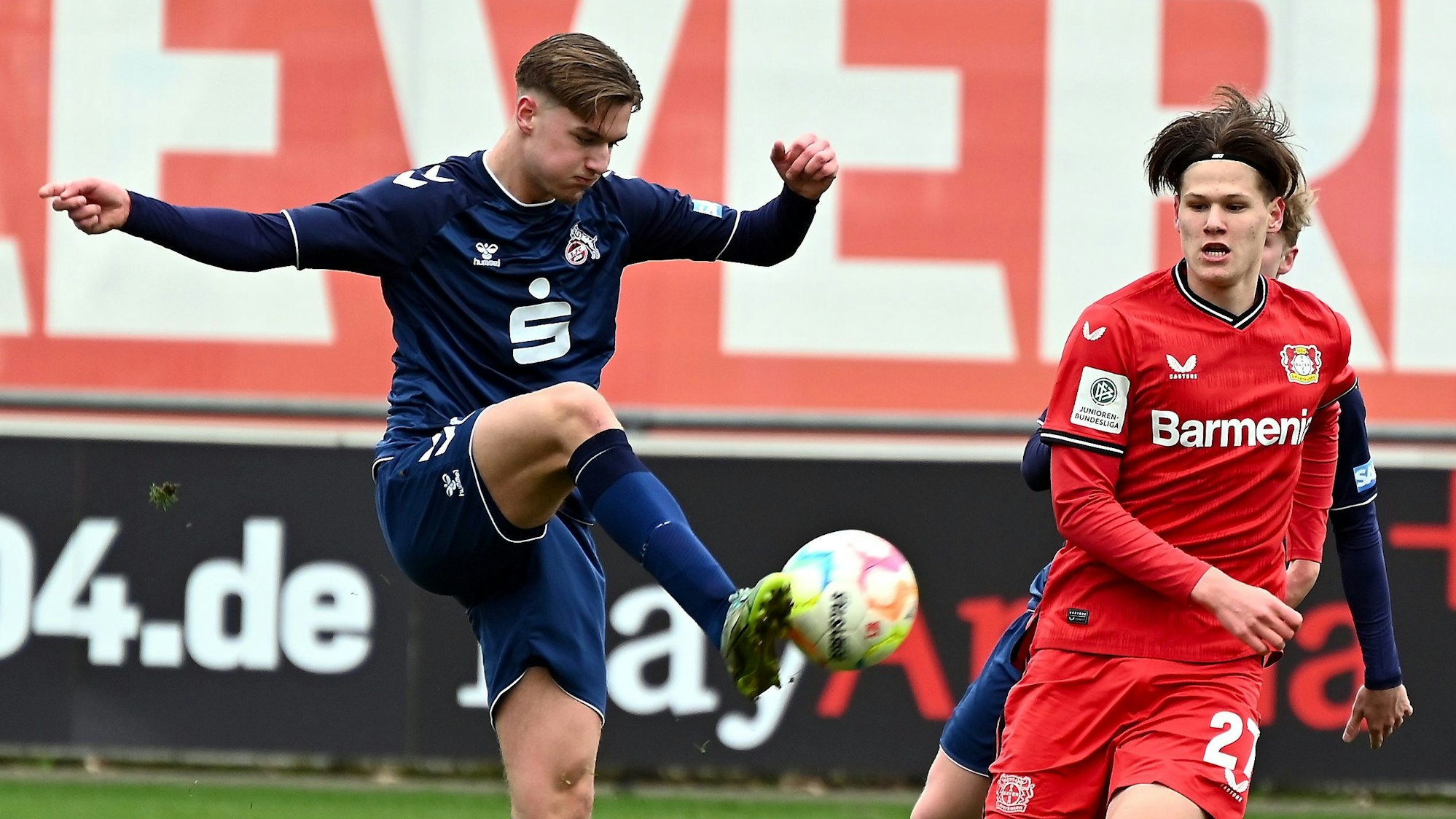 02.04.2023, Fussball-B-Jugend-Bayer 04-FC köln
links: Gabriel Miocevic (Köln)
rechts: Artem Stepanov (Bayer)
Foto: Uli Herhaus