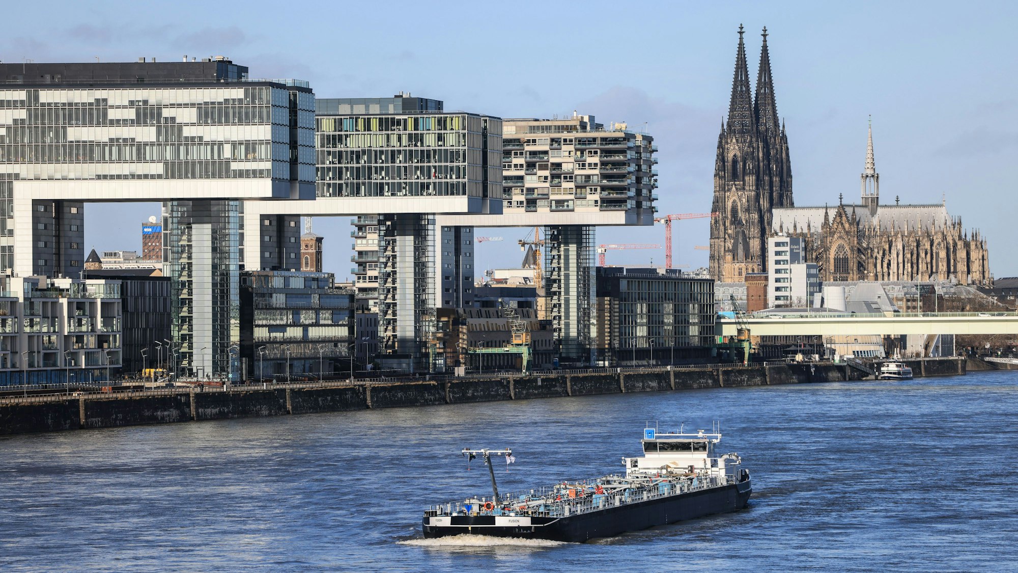 Sonne und frühlingshafte Temperaturen: Mittwoch und Donnerstag (25. und 26. Februar) soll es tolles Wetter in Köln geben (Archivbild vom Rhein mit Kranhäusern und Dom).