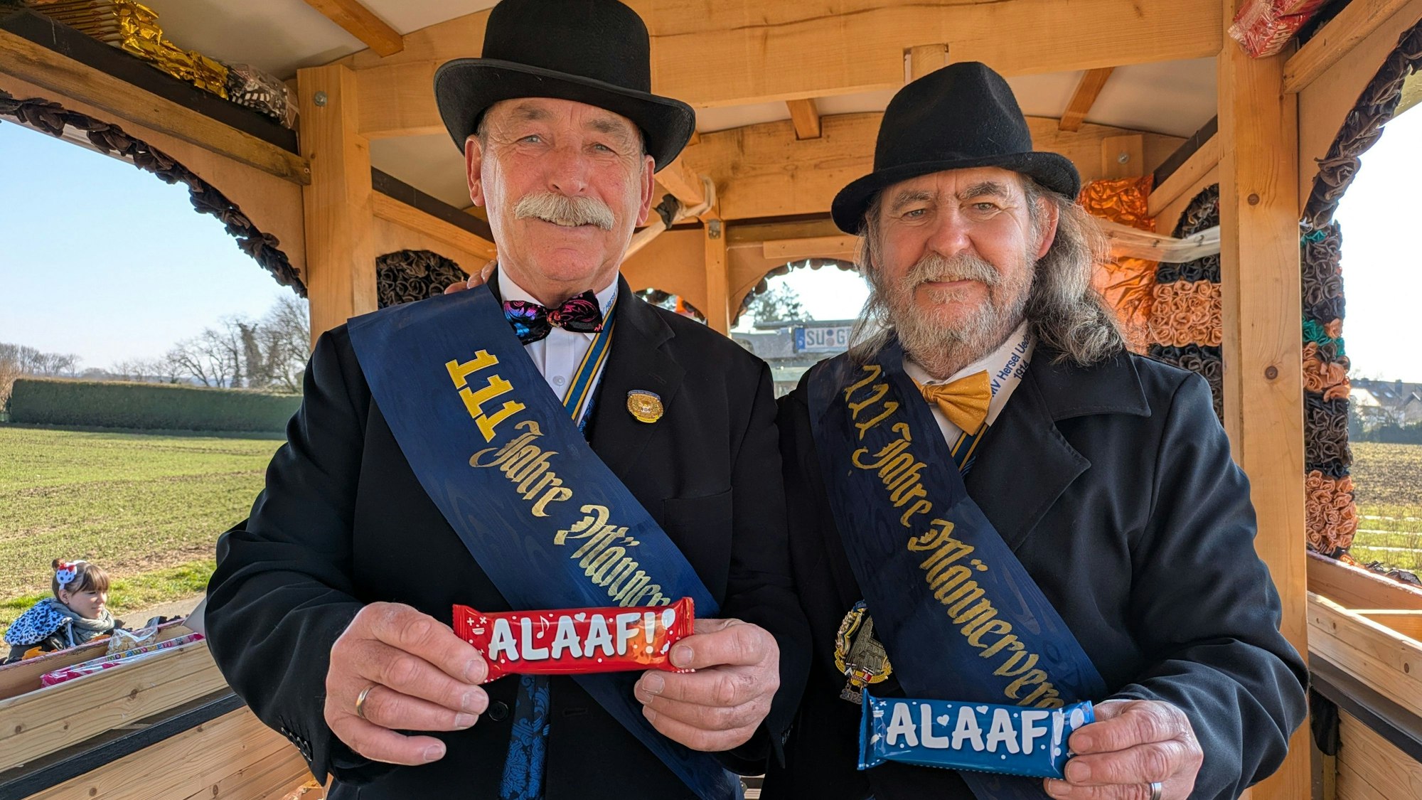 Karnevalszug in Hersel-Uedorf. Jacky Engeländer (links) und Horst Mindt feiern 111 Jahre Männerverein. Foto: Frank Engel-Strebel
