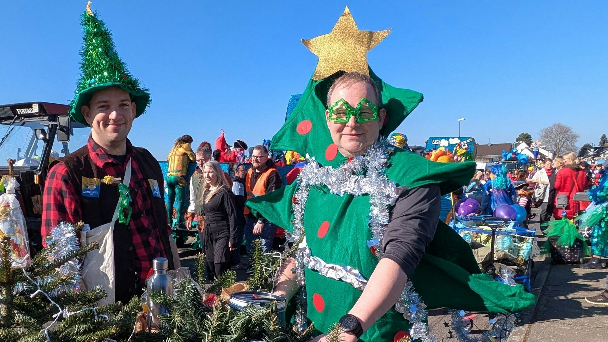 Als Weihnachtsbaum verkleidet beim Zug in Hersel und Uedorf im vergangenen Jahr.