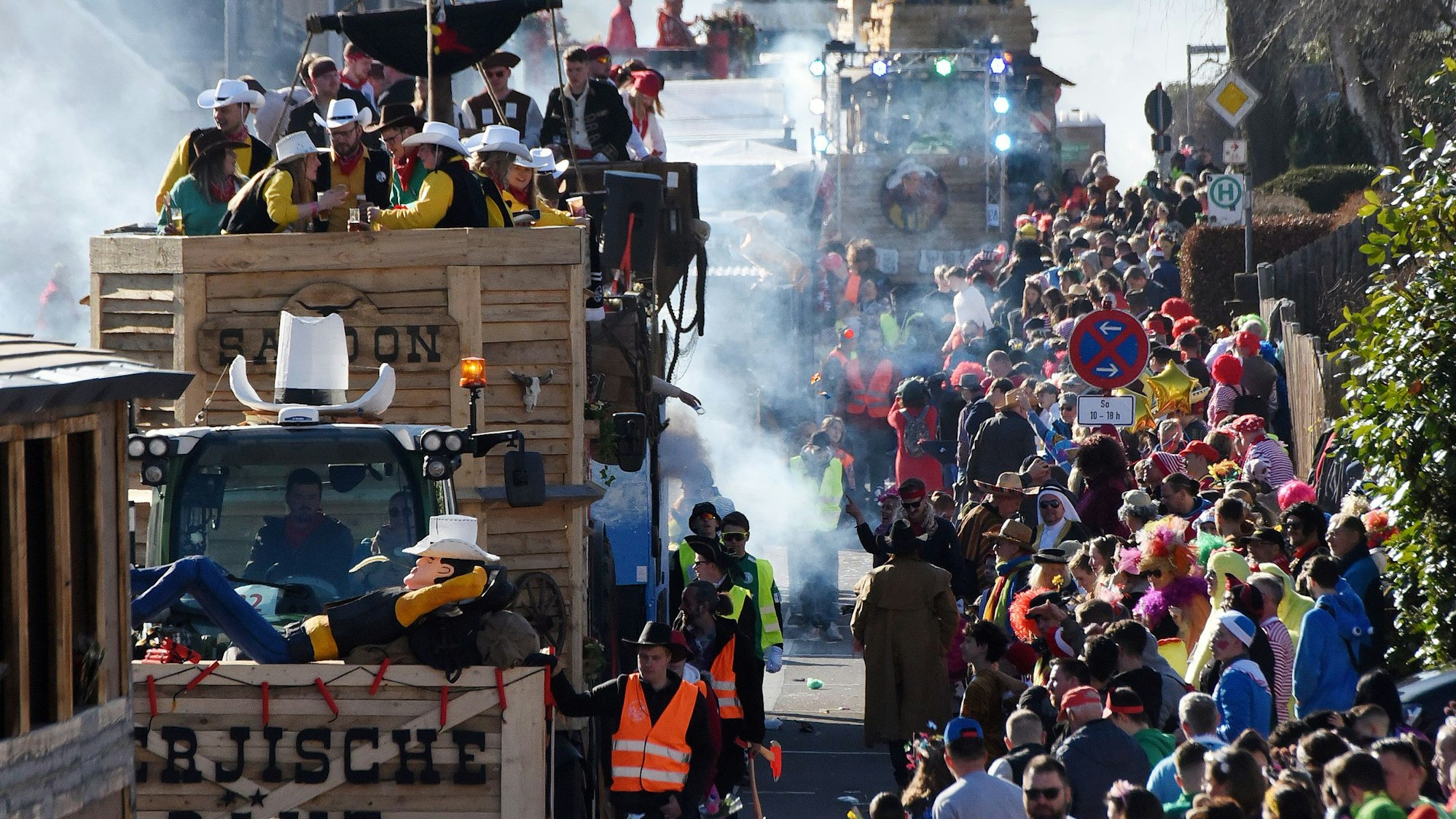 Zahlreiche Jecke säumen den Straßenrand beim Karnevalszug in Lindlar.