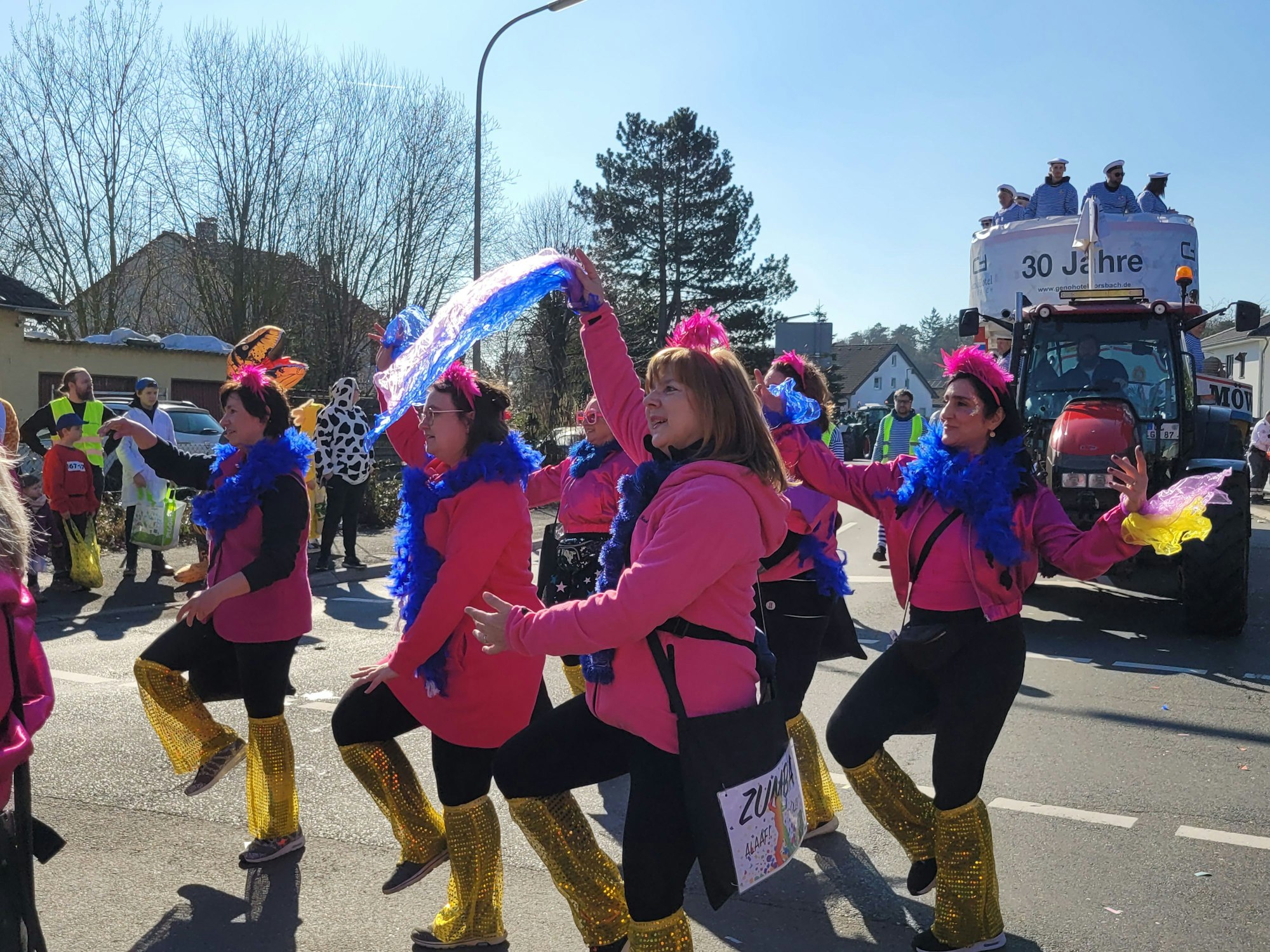 Für Tanz im Forsbacher Karnevalszug sorgte die Zumba-Gruppe vom SV Union Rösrath.