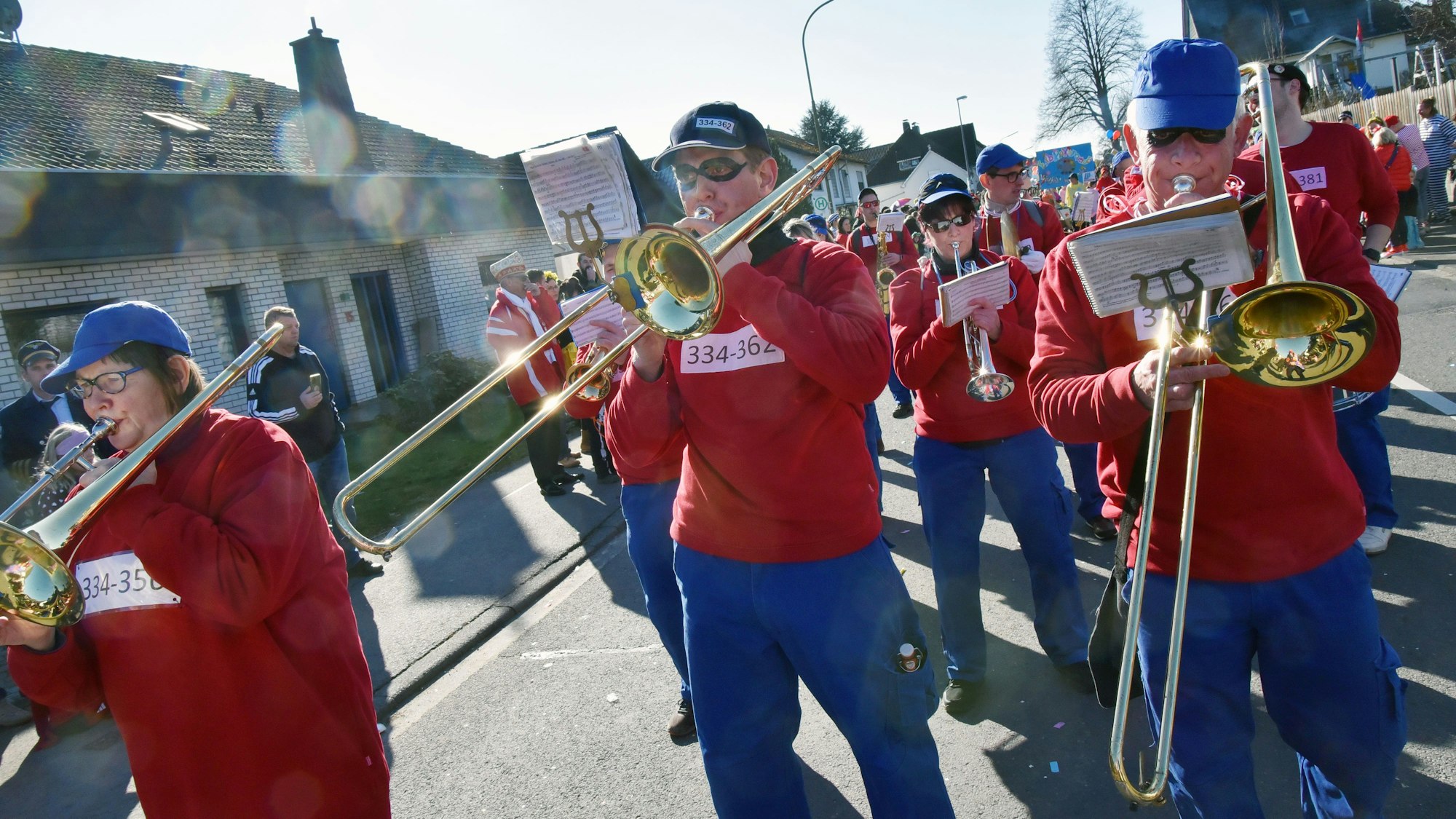 Ein Spielmannszug bei einem Karnevalszug. Die Mitglieder sind als Panzerknacker verkleidet.