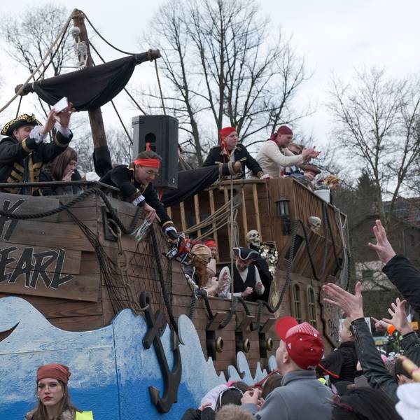 Auf dem Karnevalswagen „Jeck Pearl“ schmeißen Piraten Kamelle.