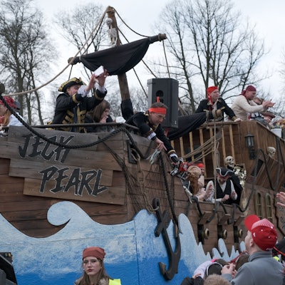 Auf dem Karnevalswagen „Jeck Pearl“ schmeißen Piraten Kamelle.