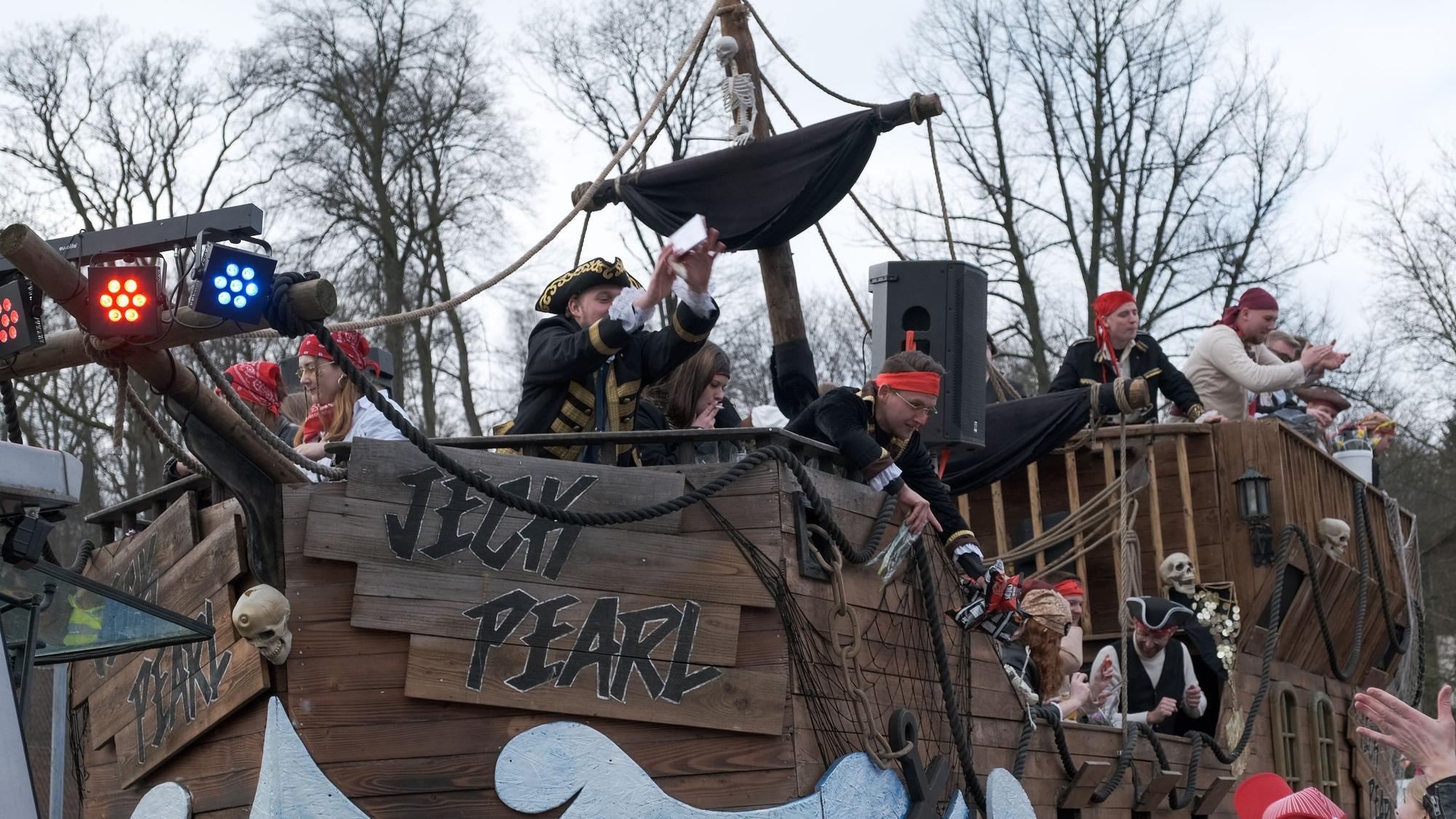 Auf dem Karnevalswagen „Jeck Pearl“ schmeißen Piraten Kamelle.