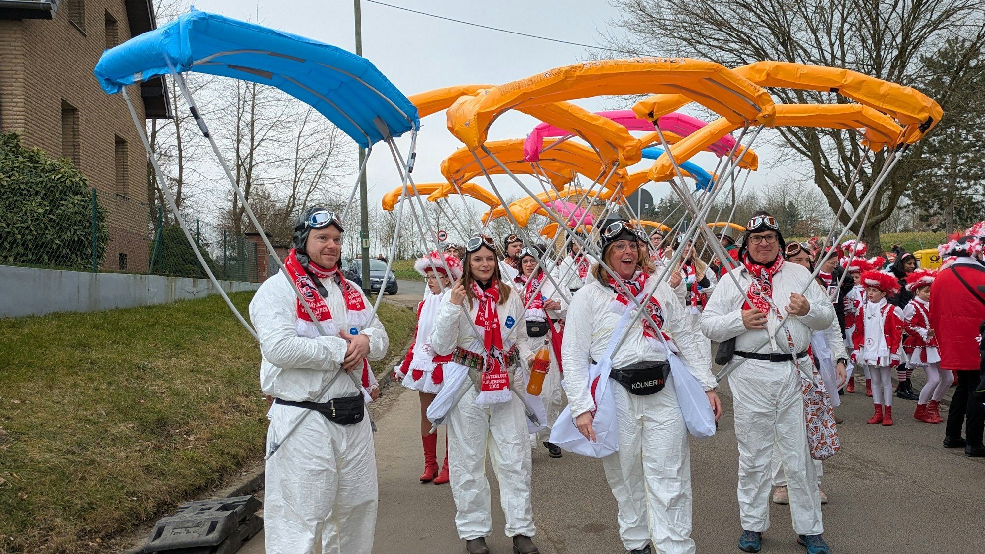 Die Gruppe FC Früünde „Hätzblood Vürjebirch“ mit Fallschirmen am Kostüm.