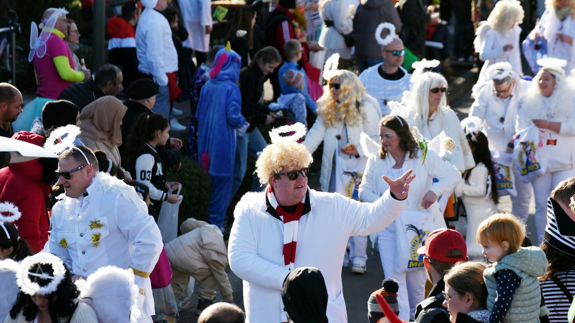 Eine als Engel verkleidete Gruppe bei einem Karnevalszug.