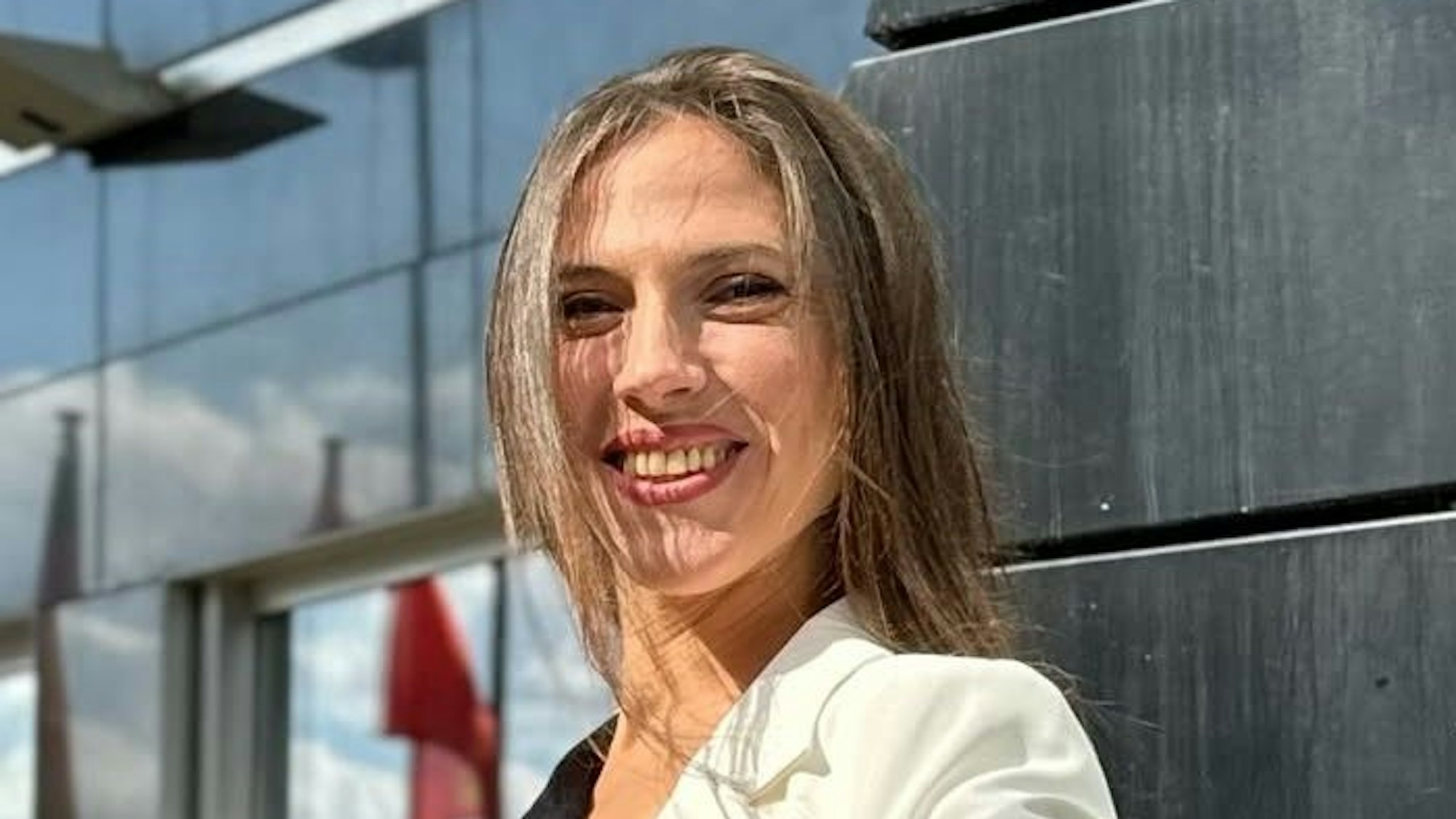 Auf dem Foto ist eine junge Frau mit langem braunen Haar zu sehen.