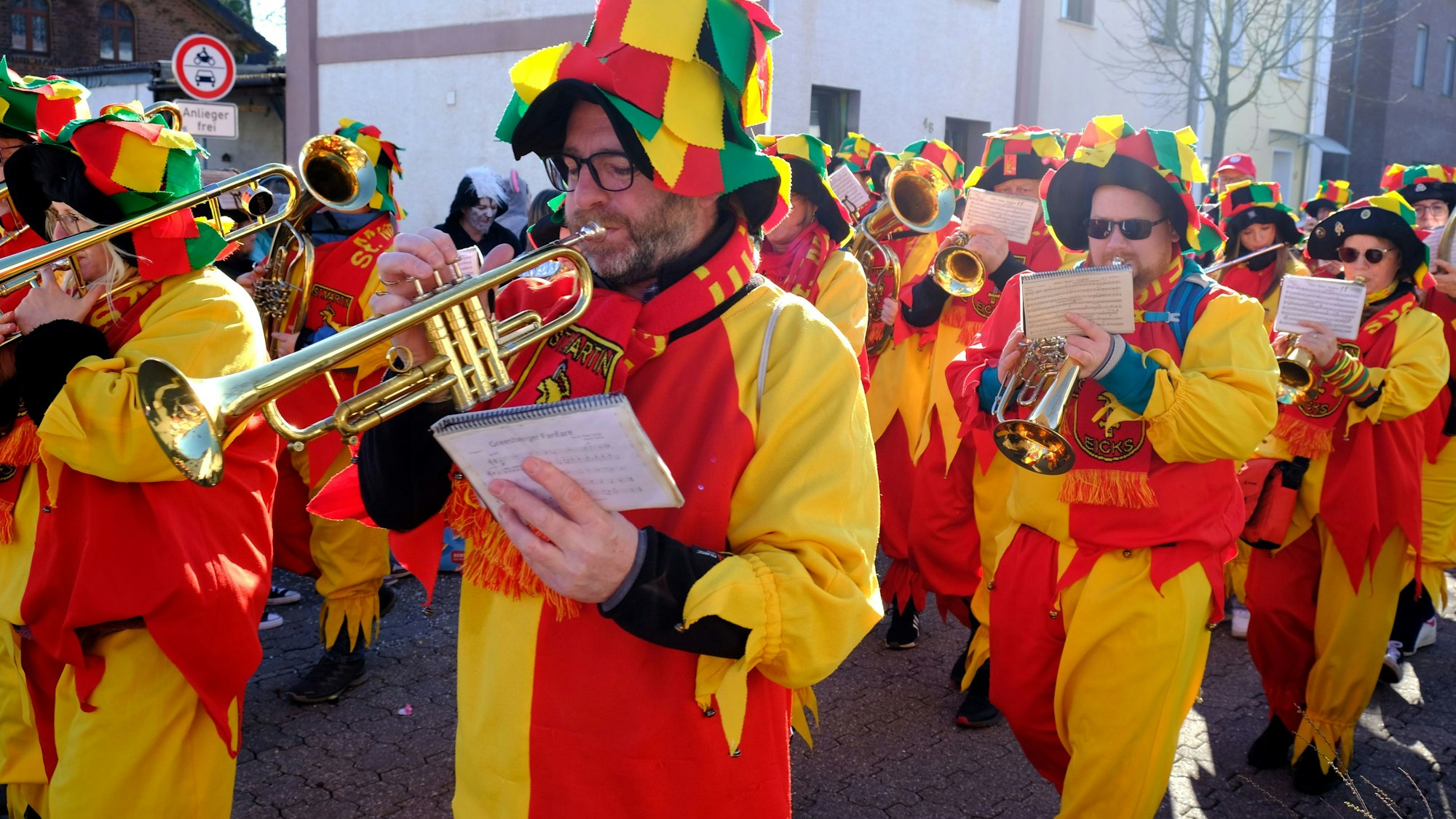 Die Musiker und Musikerinnen des Musikvereins Eicks in ihren typischen Karnevalskostümen mit Lappenhut.