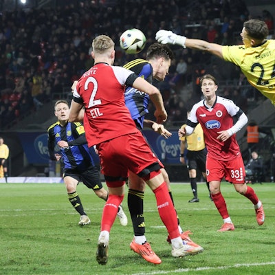 Koelns Torwart Kevin Rauhut in Aktion, GER, Viktoria Koeln vs. 1. FC Saarbruecken, 3. Liga, 26. Spieltag, Saison 2024/2025, 28.02.2025, DFL REGULATIONS PROHIBIT ANY USE OF PHOTOGRAPHS AS IMAGE SEQUENCES AND OR QUASI-VIDEO, GER, Viktoria Koeln vs. 1. FC Saarbruecken, 3. Fussball-Bundesliga, 26. Spieltag, Saison 2024/2025, 28.02.2025, Koeln *** Cologne goalkeeper Kevin Rauhut in action, GER, Viktoria Koeln vs 1 FC Saarbruecken, 3 Liga, Matchday 26, Season 2024 2025, 28 02 2025, DFL REGULATES PROHIBIT ANY USE OF PHOTOGRAPHS AS IMAGE SEQUENCES AND OR QUASI VIDEO, GER, Viktoria Koeln vs 1 FC Saarbruecken, 3 Soccer Bundesliga, Matchday 26, Season 2024 2025, 28 02 2025, Cologne Copyright: xEibner-Pressefoto/JoergxNiebergax EP_JNL