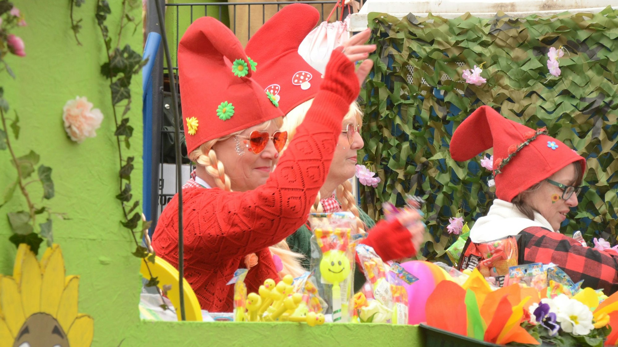 Karnevlaszug in Niederkassel-Lülsdorf: Die Baconjas hatten ihren Garten dabei