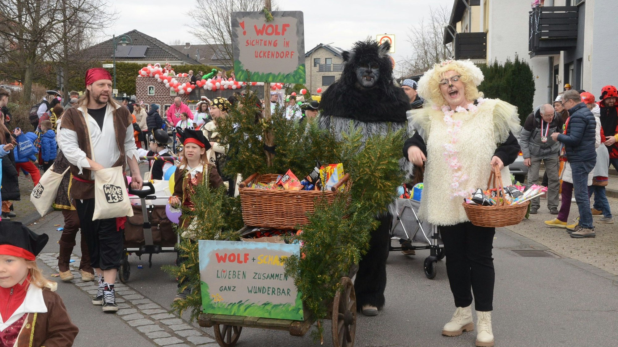 Zug Uckendorf 166 Teilnehmer
Zwei sind eine Fußgruppe: Familie Schneider feiert die erste Wolfsichtung