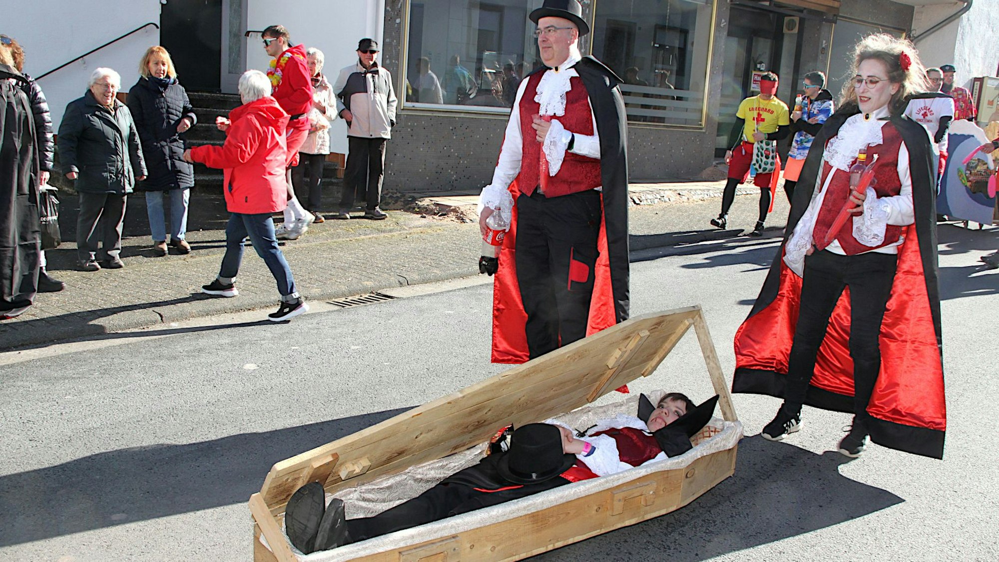 40 große und kleine Draculas stellte die vor 40 Jahren gegründete KG Kirchenbank. Einer der Untoten blieb gleich im Sarg - im geöffneten.