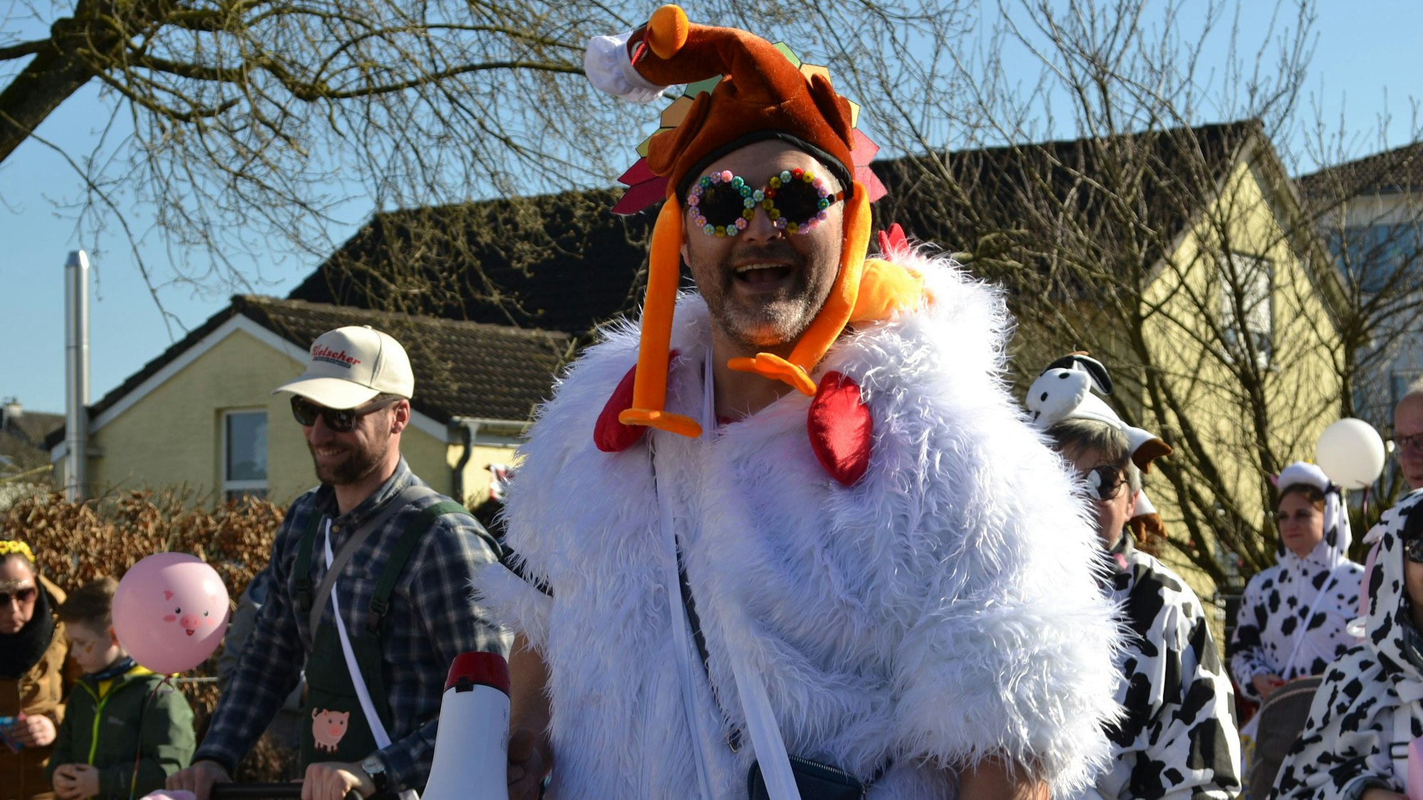 Ein Man im Huhn-Kostüm.