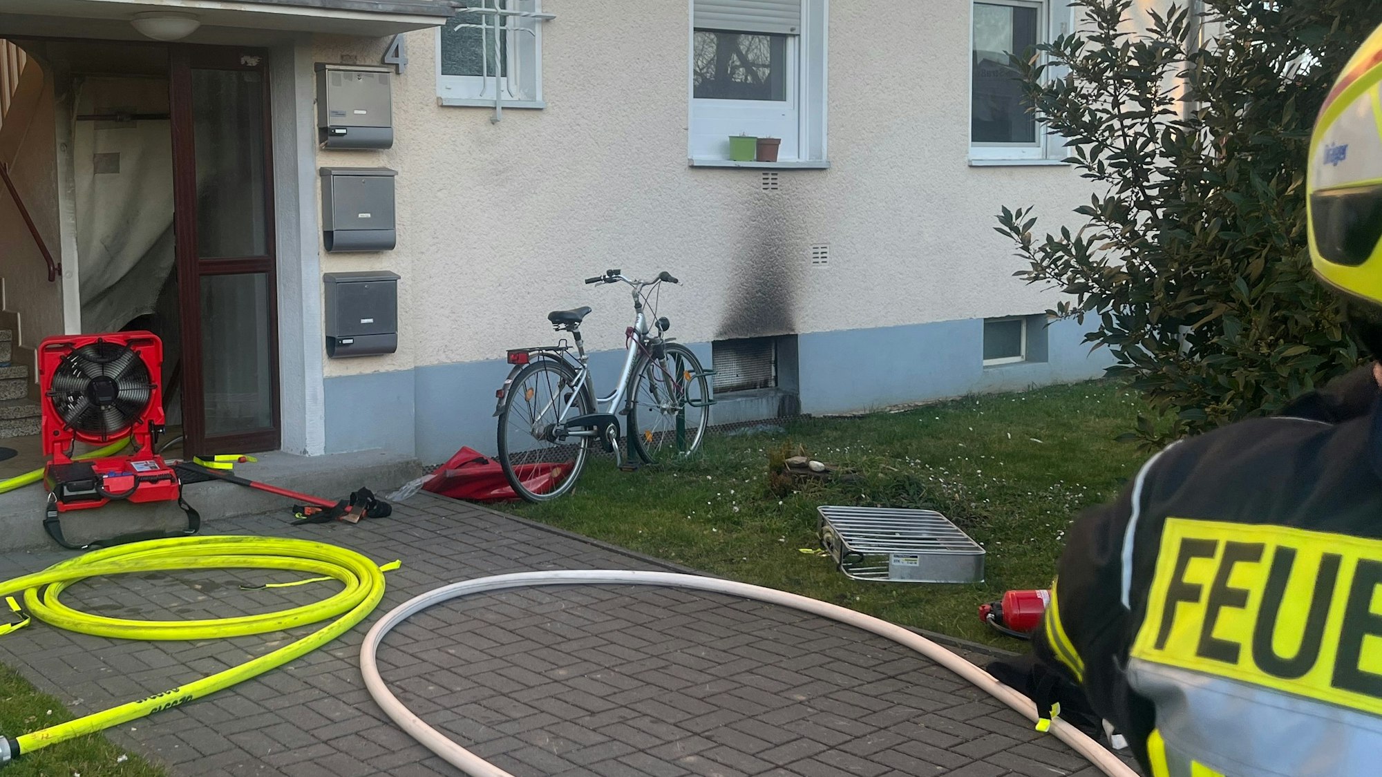 Aus einem Fenster zieht sich eine schwarze Färbung nach oben.