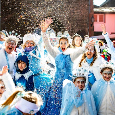 Das Bild zeigt die Gruppe aus Rodert, die als Eiskristalle verkleidet durch Bad Münstereifel zog. Dabei schmissen sie auch mal Konfetti in die Luft.