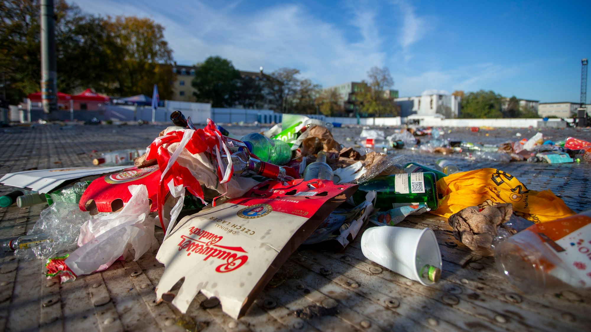 Müllberge auf der Uniwiese nach dem Elften Elften.