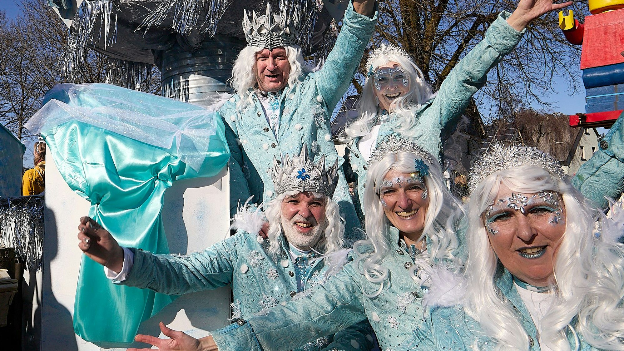 Eisprinzessinnen am weißen Stein war die Verkleidung dieser Gruppe aus Udenbreth.