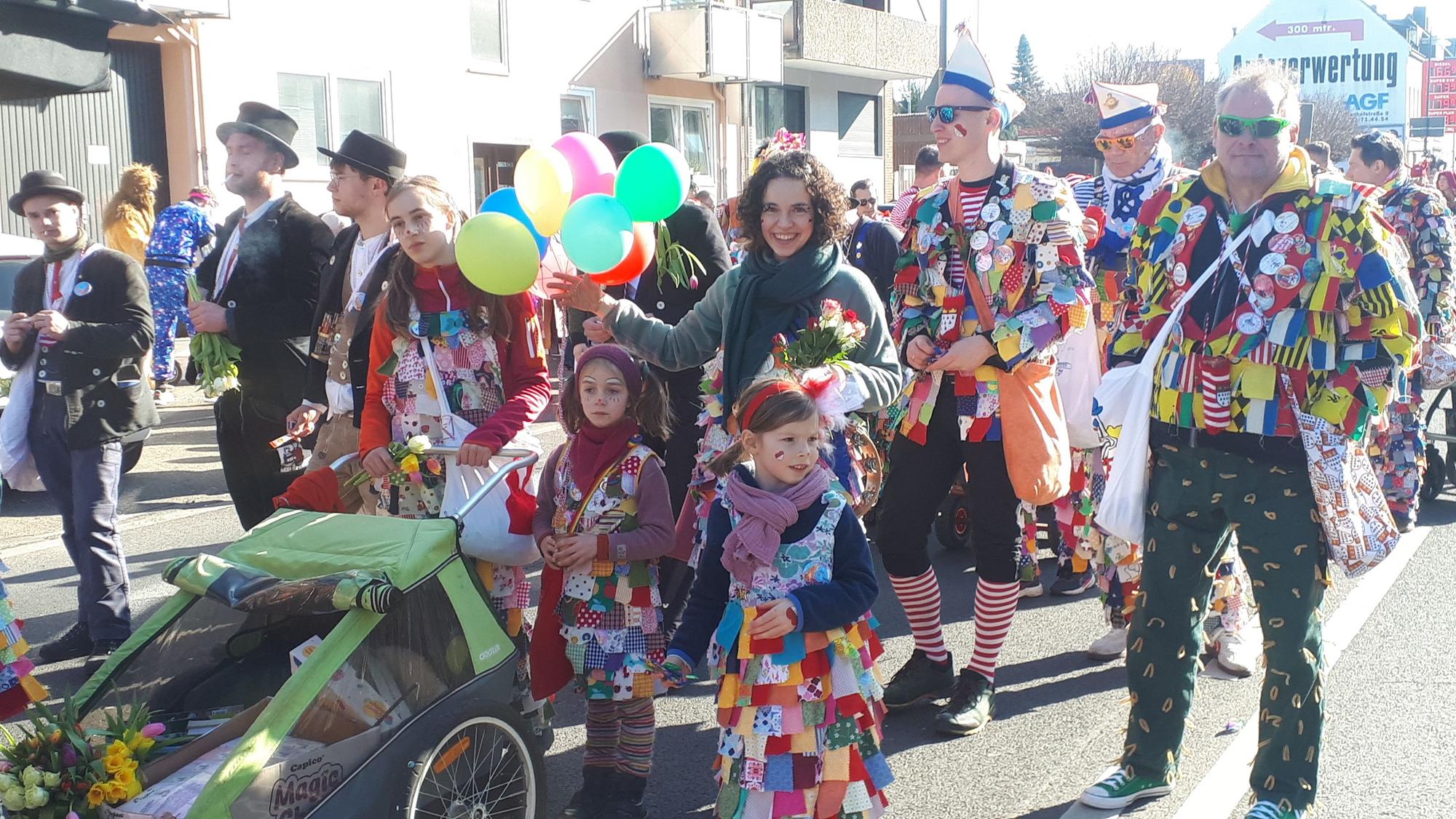 Eine Gruppe Lappenclowns läuft durch Niehl.