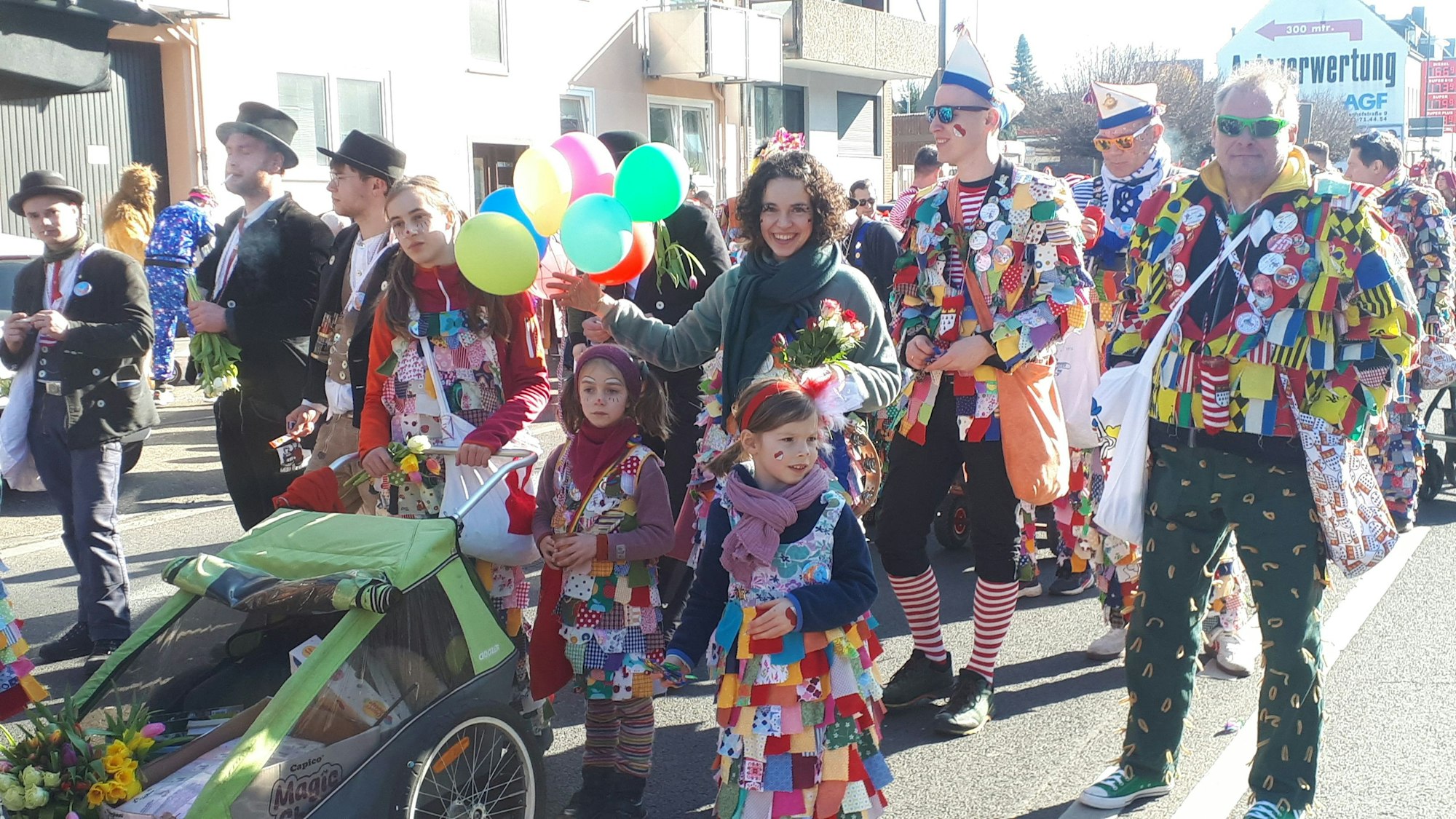 Eine Gruppe Lappenclowns läuft durch Niehl.
