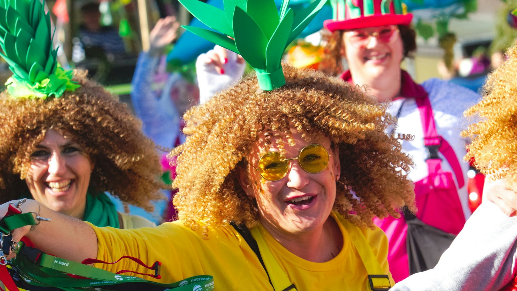 Als Ananas verkleidete Jecke bei einem Karnevalszug.