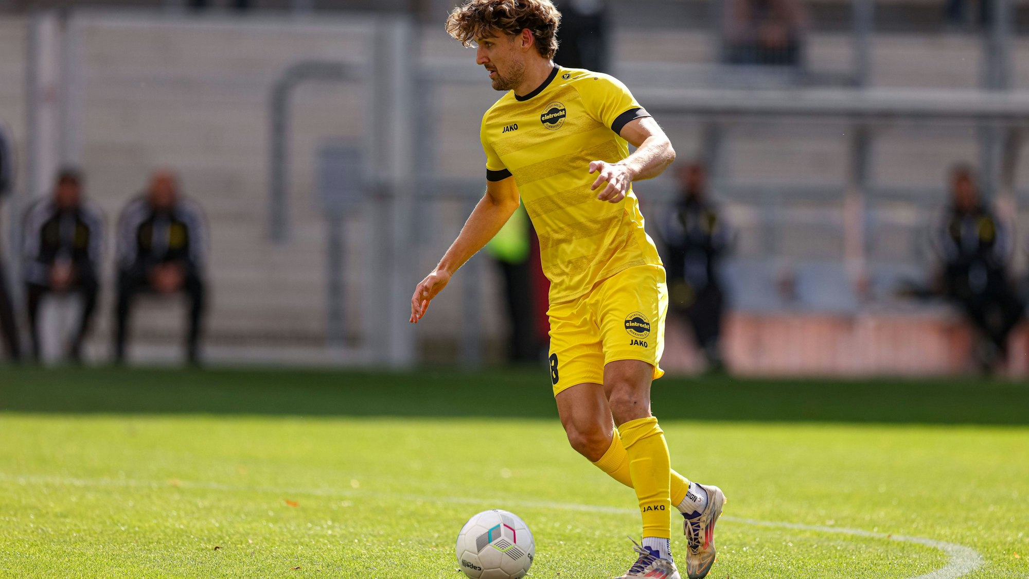 Hohkeppels Spieler Enzo Wirtz in einer Spielsituation auf einem Fußballplatz.