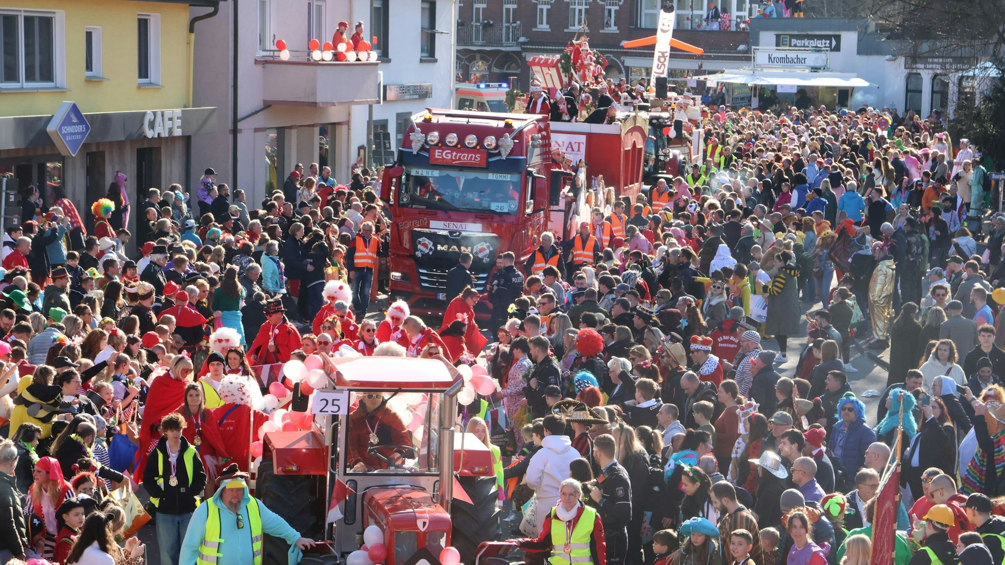Ein voller Ortskern bei einem Karnevalszug.