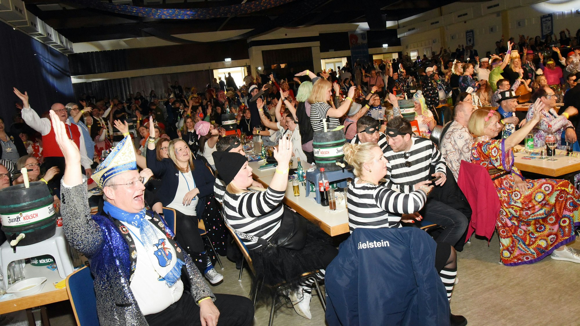 Feiernde Kostümierte bei der Kostümsitzung in der Bielsteiner Schulaula.