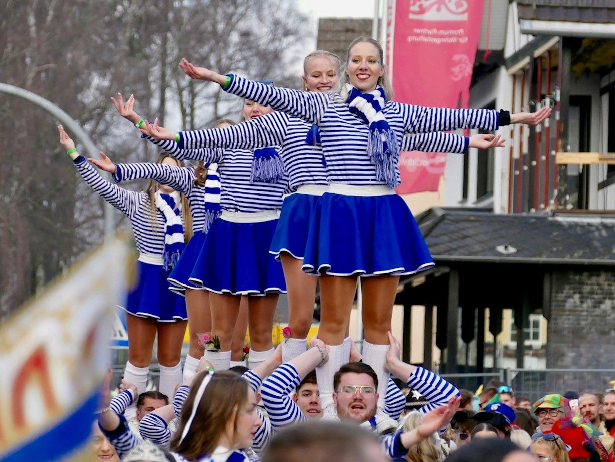 Mit wunderbaren Hebefiguren begeisterte diese Tanzgruppe in blau-weiß die Närrinnen und Narren am Wegesrand in Seelscheid.