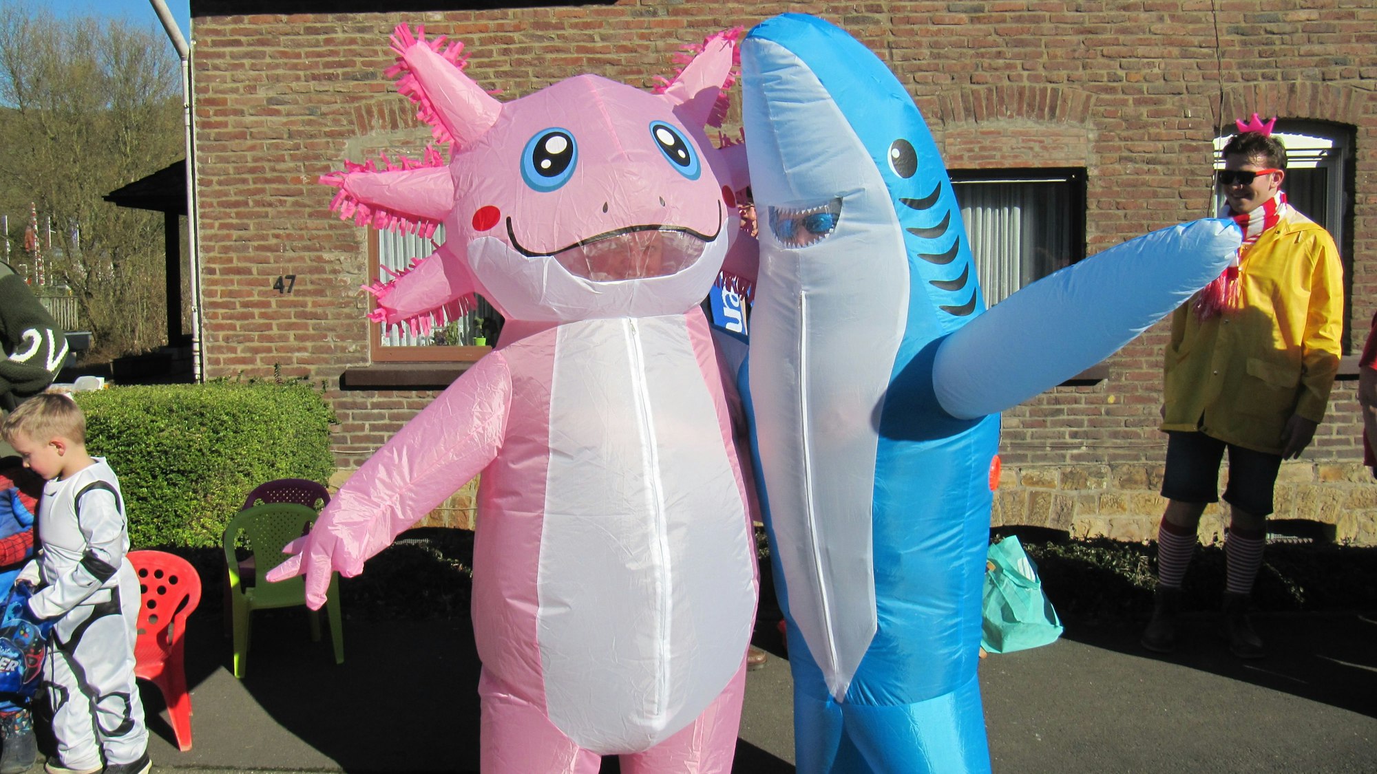 Zwei Menschen in aufblasbaren Karnevalskostümen.