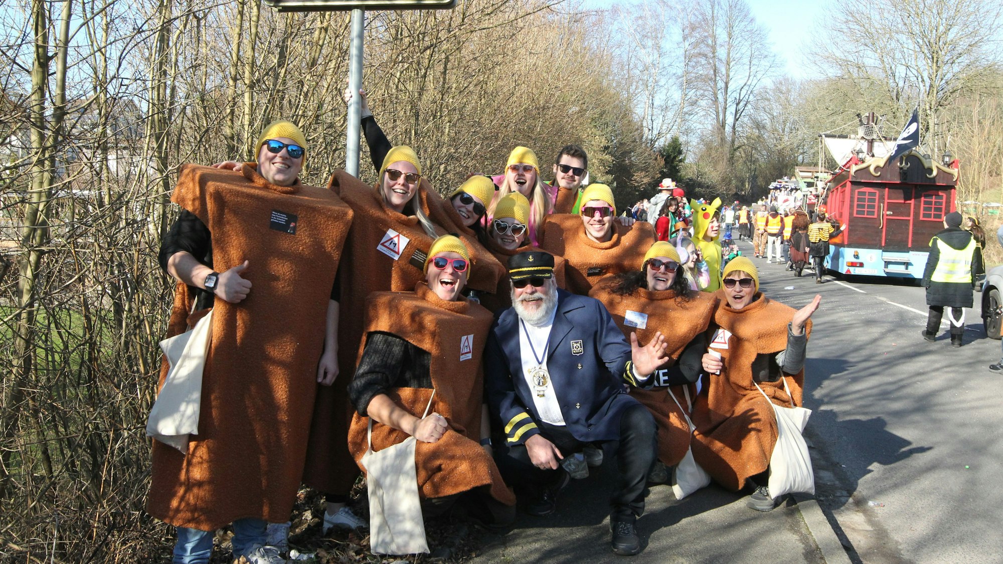 Captain Willi und seine Stäbchen protestierten als Fischstäbchen verkleidet gegen Stäbchen in der Schachtel
