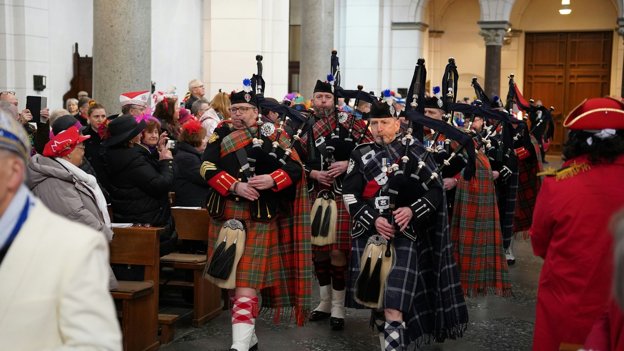Karneval-Fans von der Insel: Die Gäste aus Schottland ziehen mit Dudelsack in St. Heribert ein.