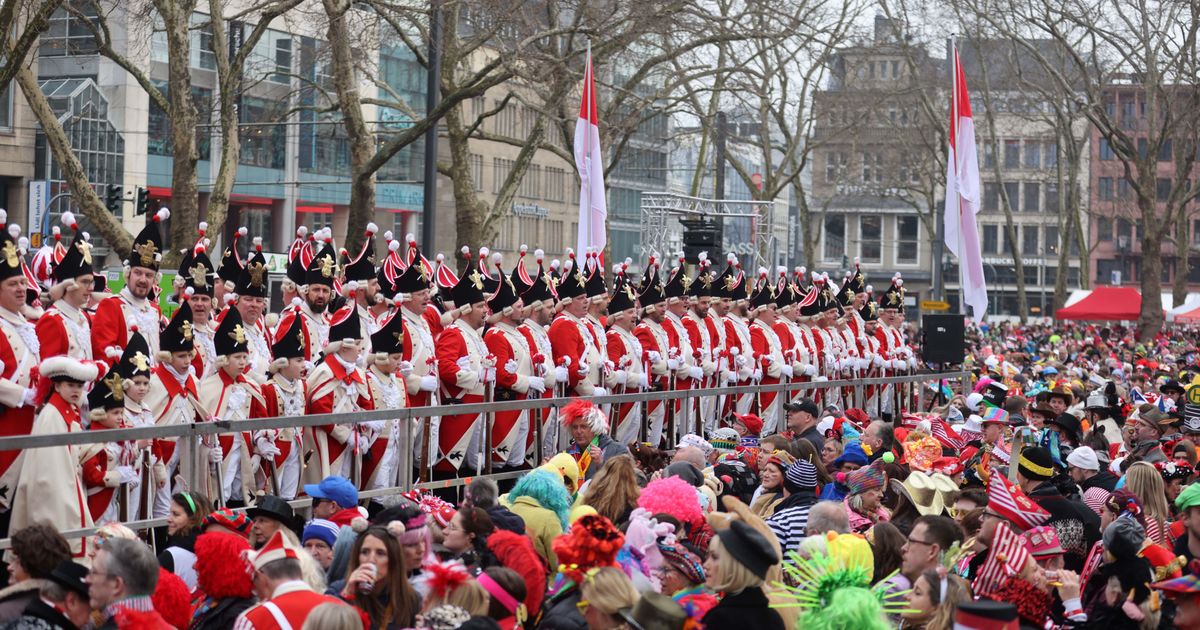 Karneval in Köln: Jecke Stadtsoldaten feiern auf dem Neumarkt ...