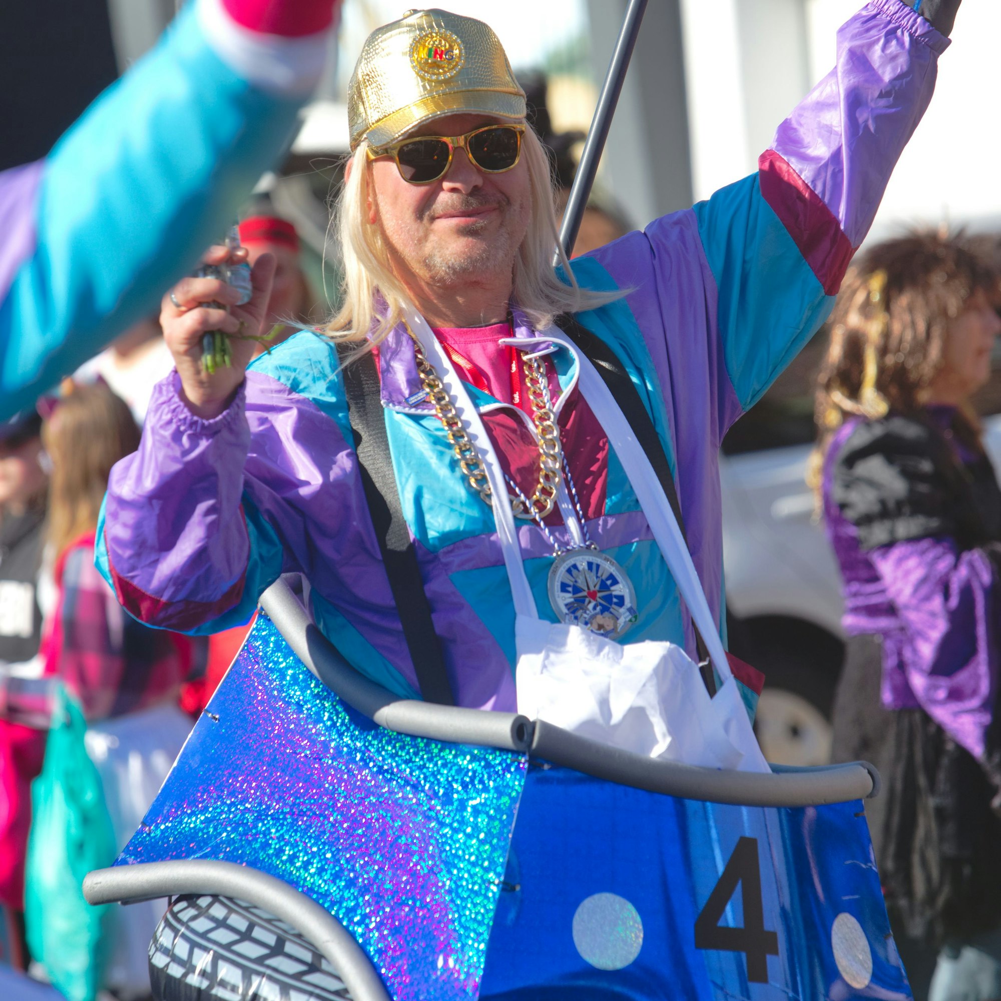 Ein als Autoscooter verkleideter Mann.