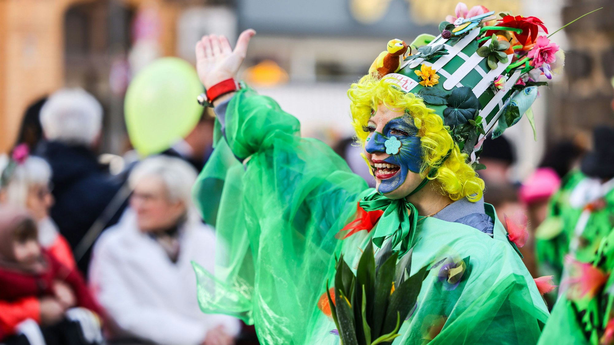 Karnevalisten nehmen an den Schull- un Veedelszöch teil.