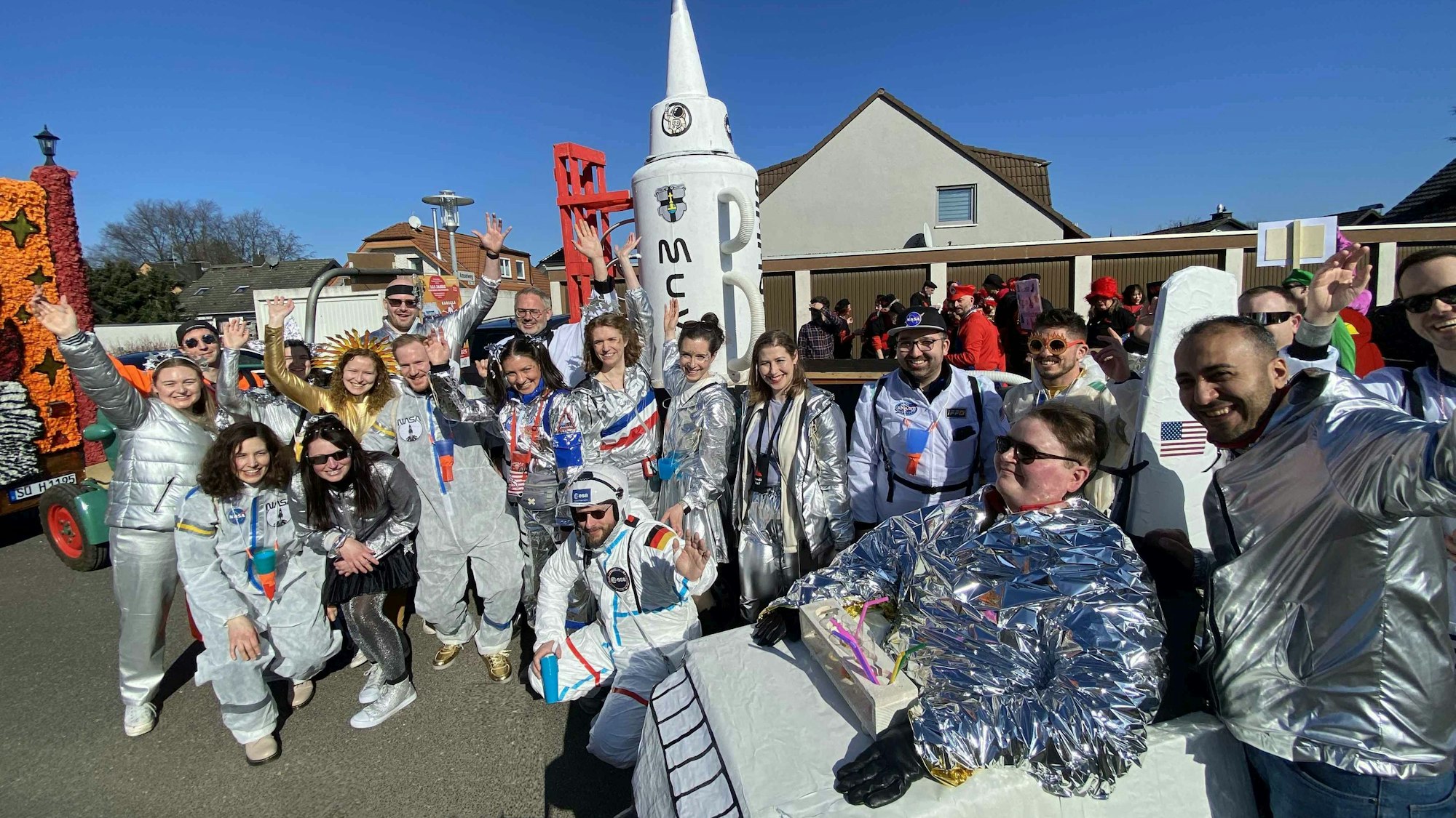 Die Freundesgruppe der Jecken us Meckem vor ihrem Space-Shuttle.