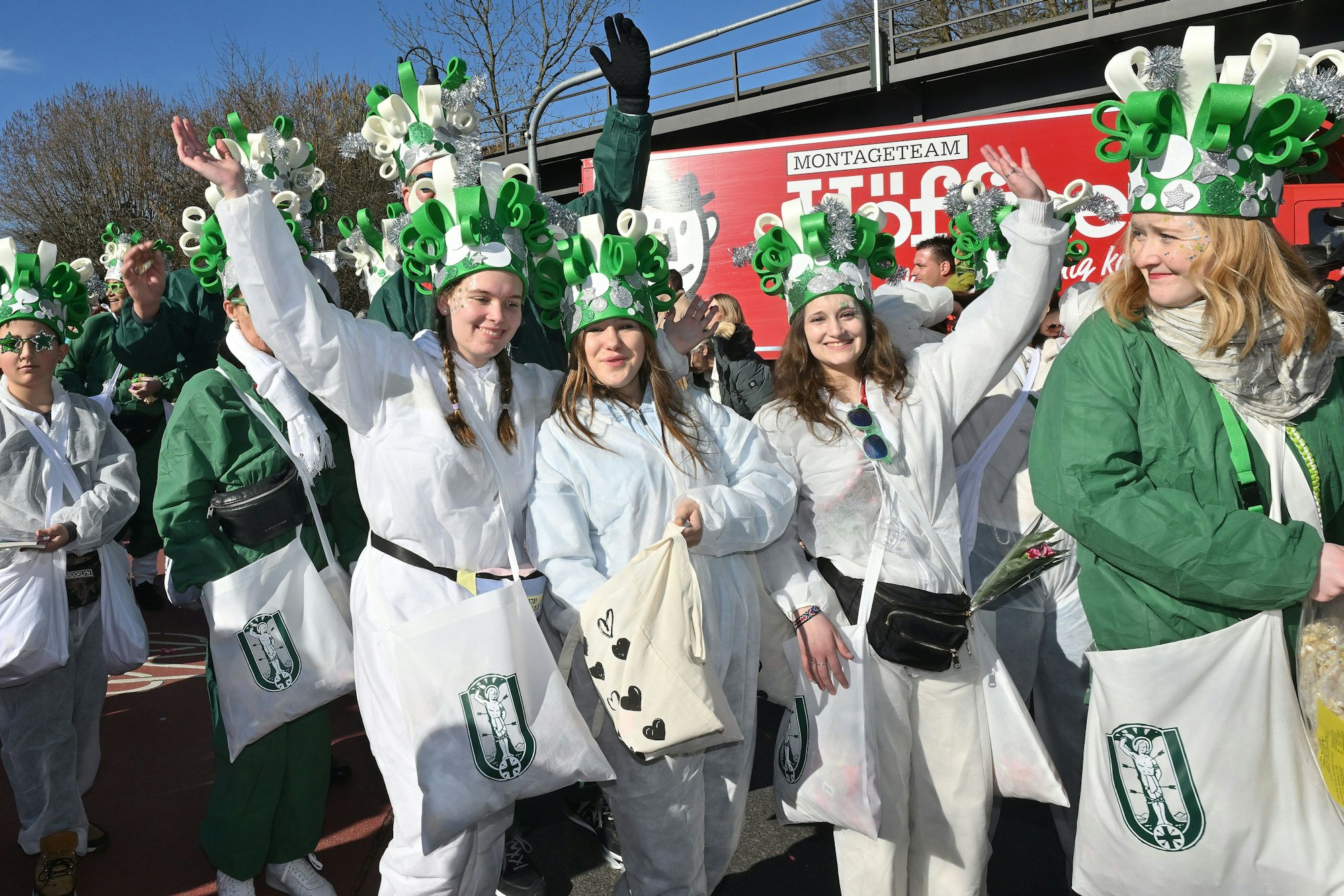 Mit fantasievoll gestalteten Hüten in ihren Farben Grün und Weiß waren Jecke der Schützenbruderschaft St. Sebastianus zu sehen.