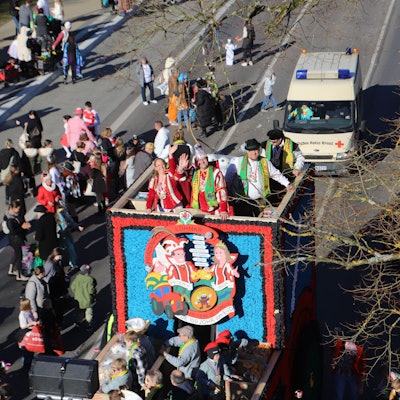 Ein Prinzenwagen wird über den Zugweg gefahren.