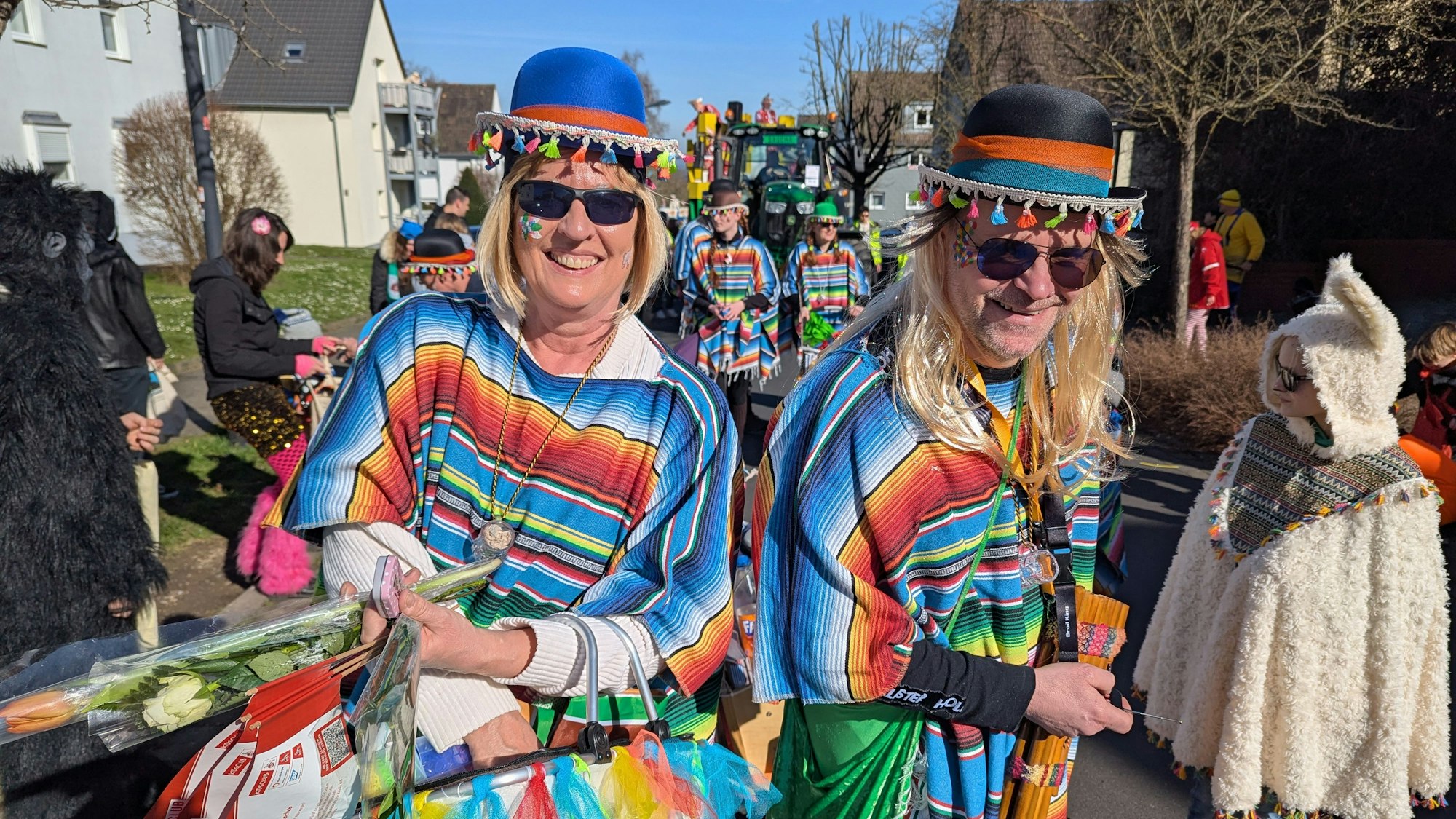 Das Foto zeigt bunt kostümierte Jecken im Karnevalszug.