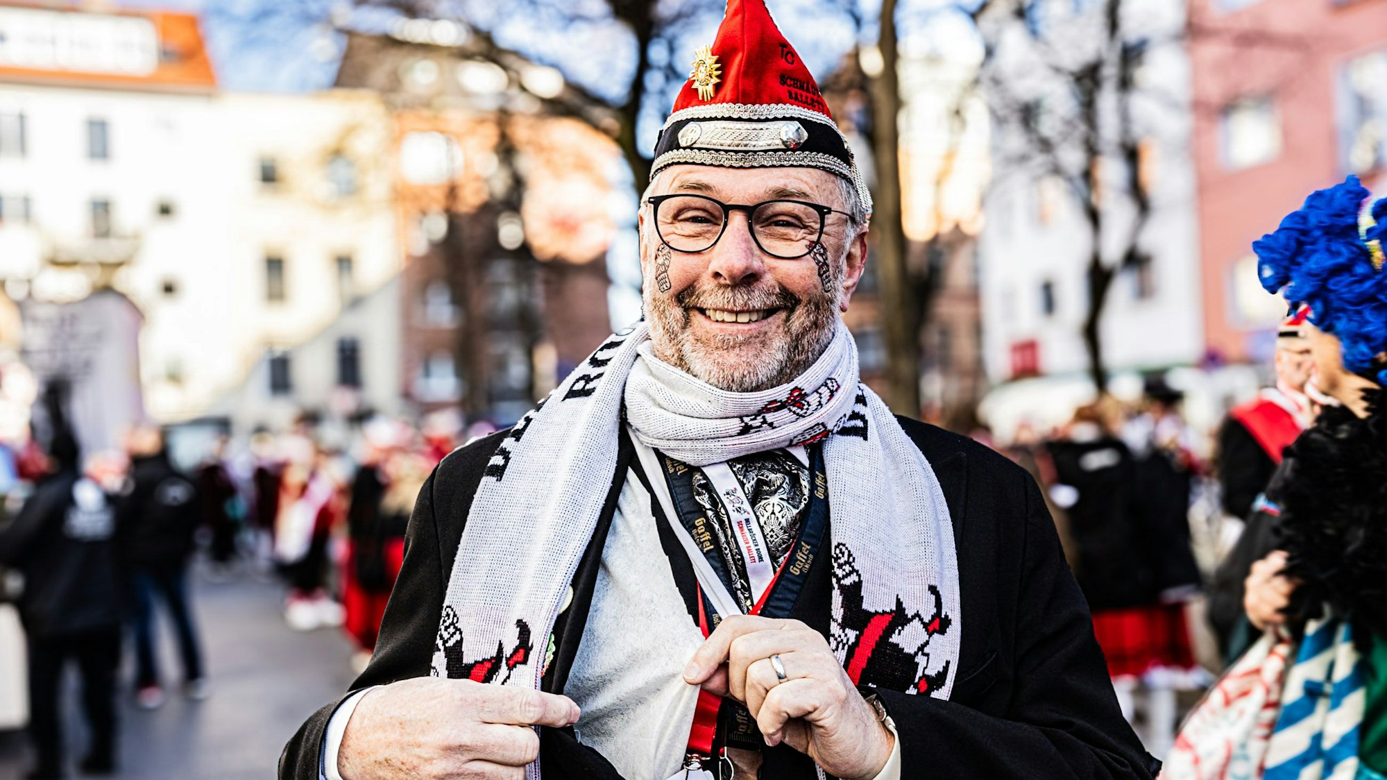 Ralf Stumper, der Kommandöres des Männer-Balletts, zeigt sein Rosenmontagsoutfit mit Pflanzenvlies.