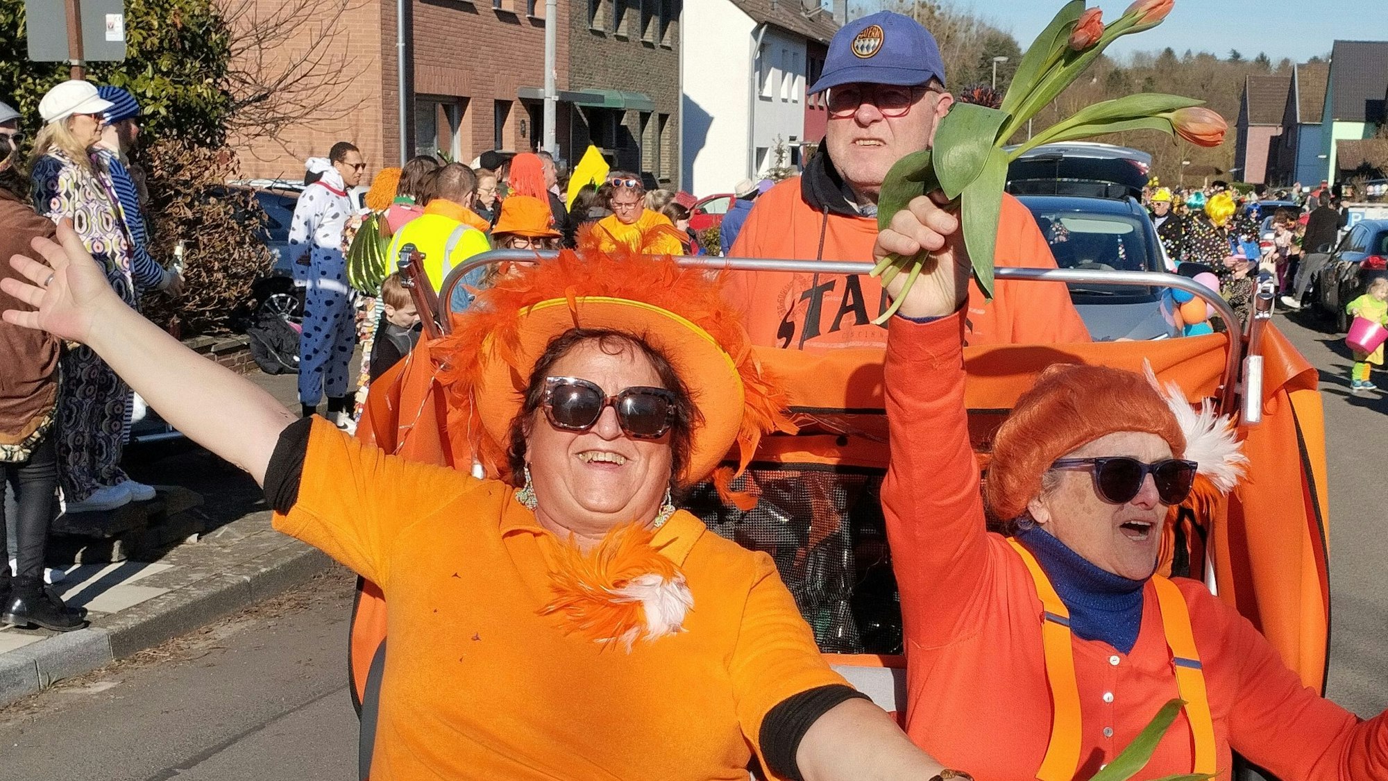 Zu sehen sind Zugteilnehmer im orangen Dress.