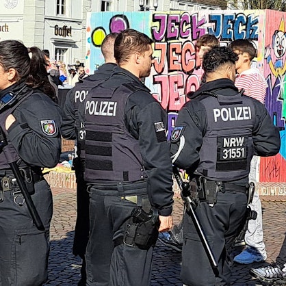 Bereitschaftspolizisten stehen am Konrad-adenauer-Platz in Bergisch Gladbach unweit der Karnevalsabdeckung des Papierschöpfbrunnens-.