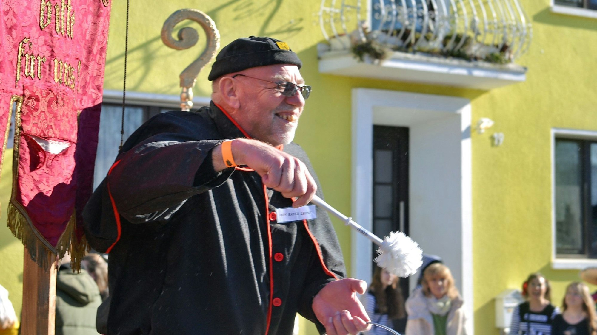 Neben Süßigkeiten segnete „Monsignore Don Kater Leone“ die Umstehenden auch mit reichlich „Weihwasser“.