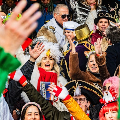 Die Kostüme der Jecken strahlten in der Sonne.