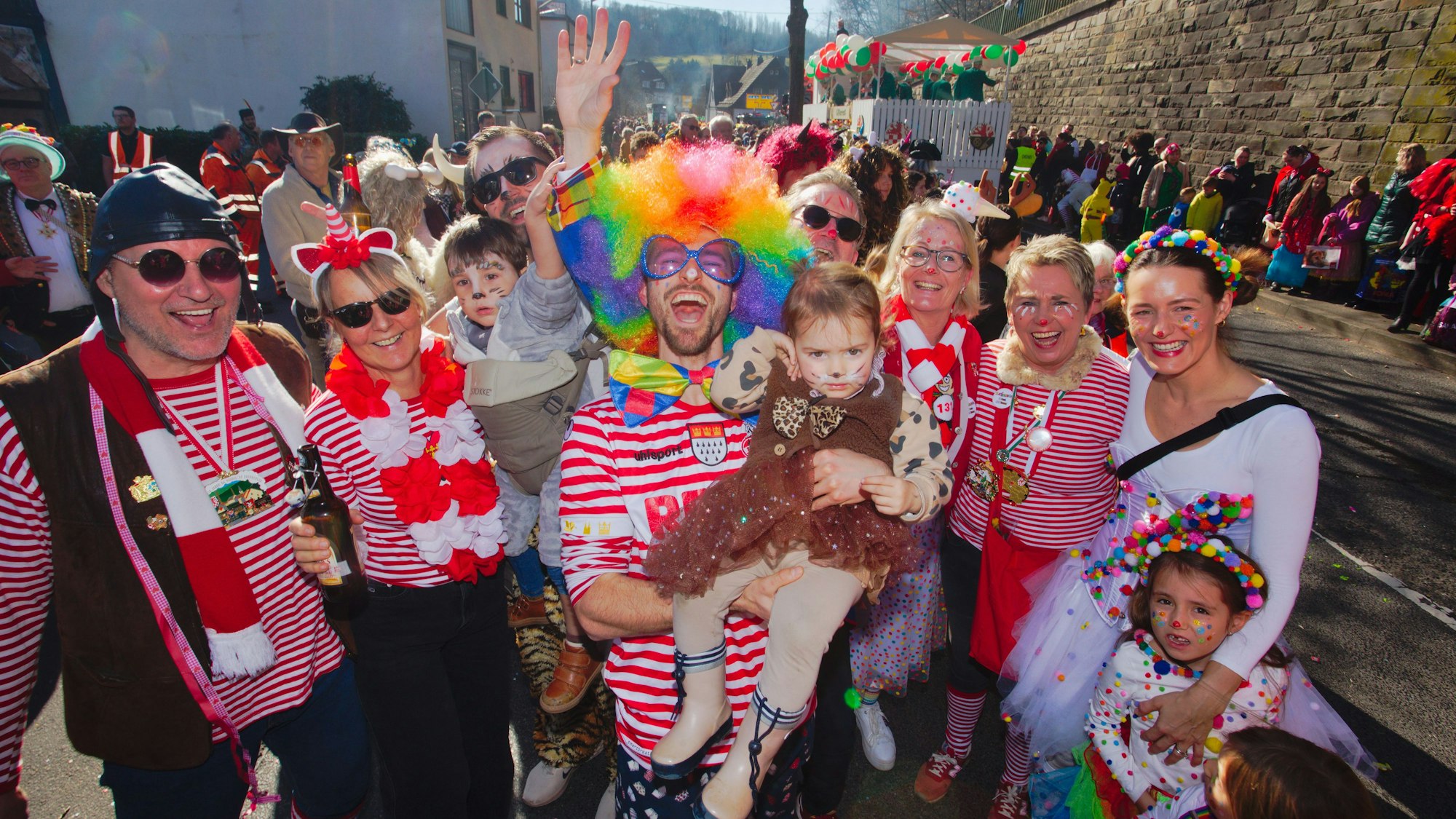 Eine bunt verkleidete Gruppe schaut sich den Engelskirchener Rosenmontagszug an.