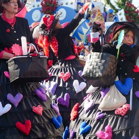 Auf dem Bild ist ein Mädchen in einem weiten schwarzen Rock zu sehen, der mit bunten Herzen verziert ist.