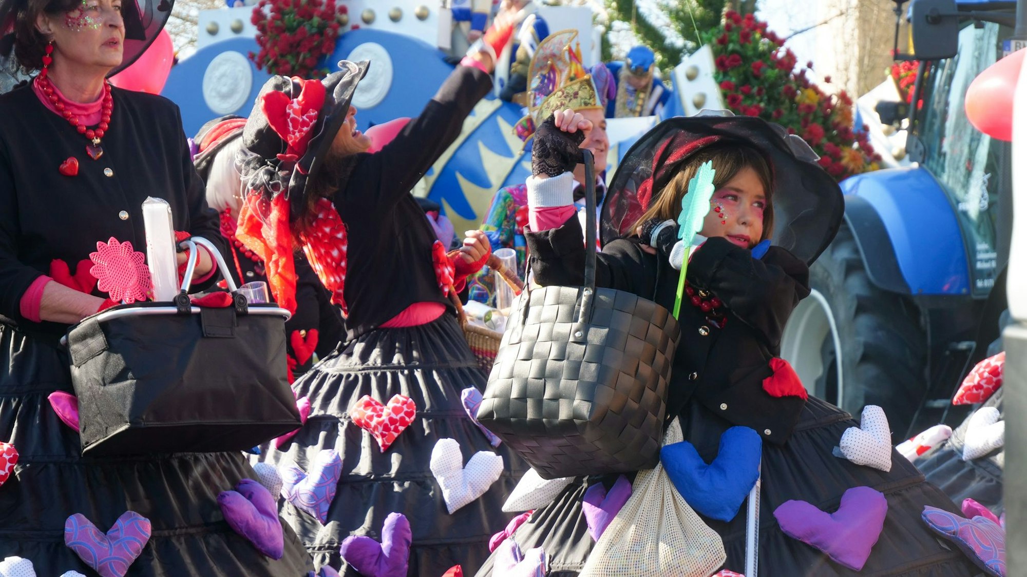 Auf dem Bild ist ein Mädchen in einem weiten schwarzen Rock zu sehen, der mit bunten Herzen verziert ist.